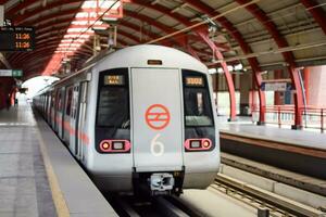 Novo Délhi Índia - agosto 10 2023 - Délhi metro trem A chegar às jhandewalan metro estação dentro Novo Délhi, Índia, Ásia, público metro partindo a partir de jhandewalan estação foto