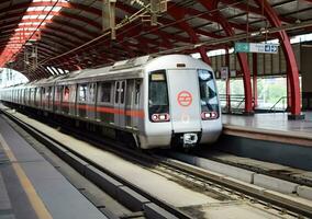 Novo Délhi Índia - agosto 10 2023 - Délhi metro trem A chegar às jhandewalan metro estação dentro Novo Délhi, Índia, Ásia, público metro partindo a partir de jhandewalan estação foto