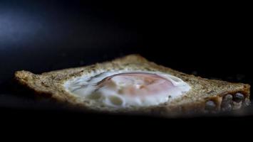 torrada francesa com ovo dentro de uma panela foto