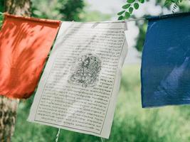Bandeiras de oração com mantra ao ar livre. bandeiras do tibetano lungta foto
