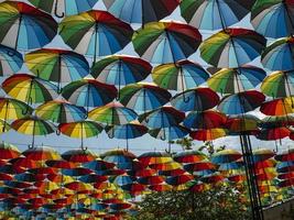 guarda-chuvas coloridos do lado de fora como decoração. guarda-chuvas de cores diferentes foto