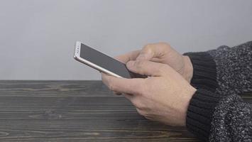 close-up de mãos masculinas segurando um telefone celular foto