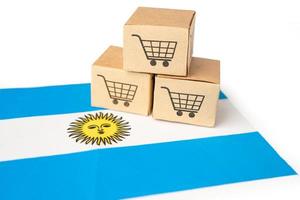 caixa com logotipo do carrinho de compras e bandeira da Argentina foto