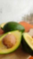 desfocar foto de abacate no fundo da mesa de madeira