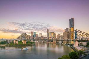 horizonte da cidade de Brisbane e rio de Brisbane ao entardecer foto