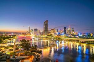 horizonte da cidade de Brisbane e rio de Brisbane ao entardecer foto