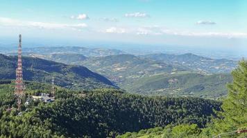 panorama dos apeninos italianos, vilas nas montanhas, torre de rádio foto