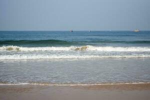 surpreendente Visão do árabe mar durante a manhã Tempo dentro calangute de praia Goa, Índia, oceano de praia Visão cedo manhã Tempo foto