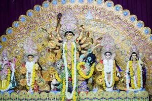 deusa durga com olhar tradicional em vista de perto em um sul kolkata durga puja, ídolo durga puja, um maior festival hindu navratri na índia foto