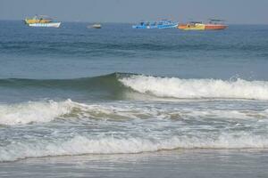 surpreendente Visão do árabe mar durante a manhã Tempo dentro calangute de praia Goa, Índia, oceano de praia Visão cedo manhã Tempo foto