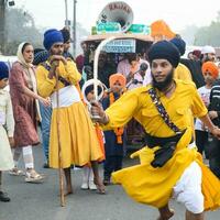 Délhi, Índia, Outubro 2, 2023 - sikhs exibição gatka e marcial artes durante anual nagar kirtan, tradicional, procissão em conta do aniversário do guru Nanak dev sim, nagar kirtan dentro leste Délhi área foto