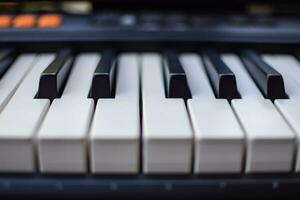 fechar-se do piano chaves. piano Preto e branco chaves e piano teclado musical instrumento colocada às a casa sacada durante ensolarado dia. foto