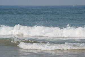 surpreendente Visão do árabe mar durante a manhã Tempo dentro calangute de praia Goa, Índia, oceano de praia Visão cedo manhã Tempo foto