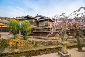 antiga vila com sakura em miyajima foto