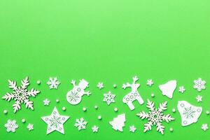 Novo ano composição branco Natal flocos de neve. Natal decoração fundo com pinho cones. topo Visão com cópia de espaço foto