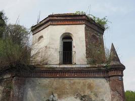 ruínas da capela gótica em chivasso, itália foto