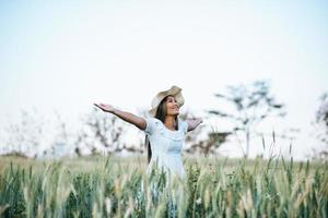 mulher de chapéu felicidade na natureza foto