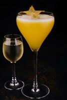 refrescante carambola martini coquetel com champanhe foto