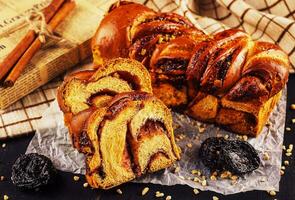 cortar doce torcido pão com ameixas secas foto