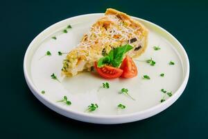 francês quiche torta com frango e cogumelo foto