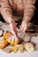 mulher granulados baunilha croissant com em pó açúcar foto