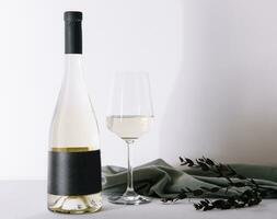 garrafa do branco vinho com vidro foto