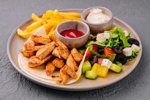 frito frango seio carne e grego salada foto