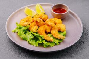 frito camarão tempura com doce Pimenta molho foto