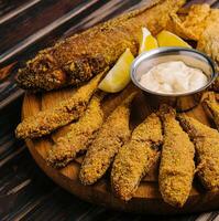 frito peixes conjunto em de madeira borda foto