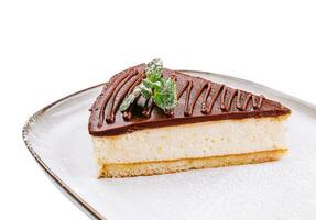 peça do chocolate bolo de queijo decorado hortelã em prato foto