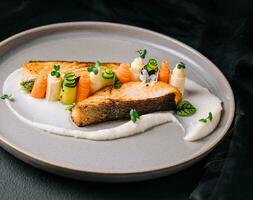 salmão peixe bife grelhado e fresco belas decorado legumes foto