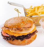 crocantes frito frango hamburguer servido com francês fritas foto