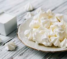 merengue biscoitos dentro dentro uma prato em madeira foto