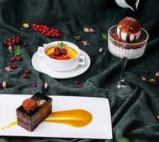 creme brulee sobremesa, Tiramisu e Sacher sobremesa foto