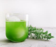 gelado verde chá em luz fundo foto