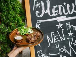 tabuleta em a rua. grelhado carne filé bife foto