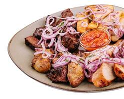 caseiro churrasco prato com costelas frango peito e carne de porco foto