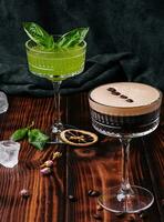 exótico alcoólico coquetéis em madeira borda foto