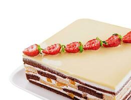 baunilha e chocolate em camadas bolo com morangos foto