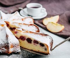 torta com cerejas e em pó açúcar foto