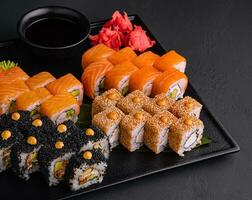 Sushi conjunto em a Preto bandeja foto