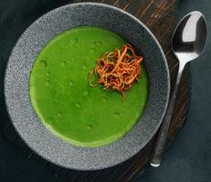 fresco brócolis creme sopa dentro tigela foto