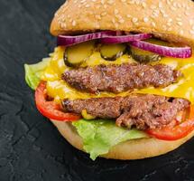 Duplo patty hamburguer com picles em Preto pedra foto