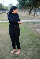 jovem indiana praticando ioga ao ar livre em um parque. linda garota pratica pose de ioga básica. calma e relaxamento, felicidade feminina. poses básicas de ioga ao ar livre foto