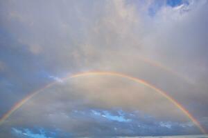 céu e arco Iris depois de chuva foto