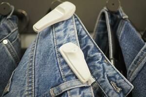 roupas segurança tag em uma jeans , foto