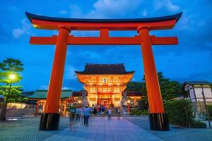 Santuário de Fushimi Inari no crepúsculo em Kyoto foto