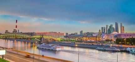 distrito comercial do horizonte da cidade de Moscou e rio de Moscou na Rússia foto