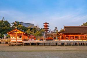 santuário de itsukushima em miyajima foto