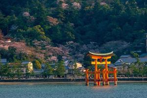 o portão flutuante do santuário itsukushima foto